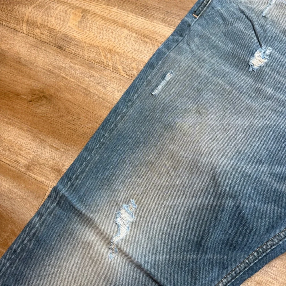 Diesel Larkee-T Jeans Mens 33x32 Blue Tapered Leg Distressed Made in Italy 0068Z